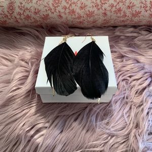 Women black feather earrings.